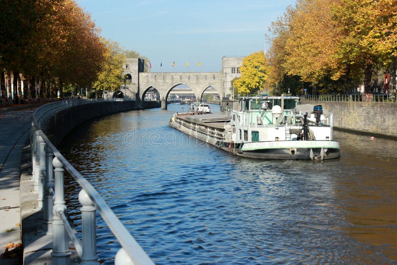 Promenade le long du quai Notre-Dame ÃƒÆ’Ã†â€™Ãƒâ€šÃ‚Â  Tournai en Belgique en automne avec le Pont des trous en perspective